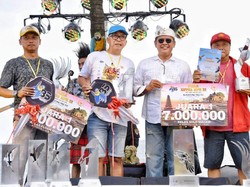 Kampiun Kontes Burung Macaw Piala Ketua MPR Dihadiahi Motor Listrik