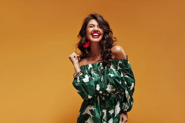 Paduan warna hijau membangkitkan perasaan positif dan hal-hal baik lainnya/Foto:Freepik.com/Lookstudio Warna hijau pada pakaian diyakini mampu meningkatkan perasaan positif terhadap sesama.