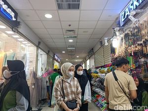 Warga Serbu Pasar Tanah Abang Jelang Ramadan, Borong Pakaian