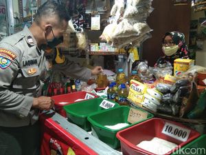 Polisi di Surabaya Cek Harga dan Stok Bahan Pokok Jelang Ramadhan Polisi di Surabaya Cek Harga dan Stok Bahan Pokok Jelang Ramadhan