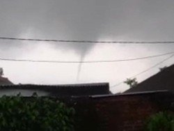 Puting Beliung Muncul di Gondang Tulungagung