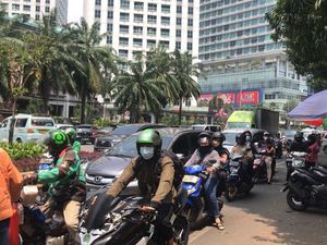 Ramai Peziarah, Lalin di Sekitar TPU Karet Bivak Macet