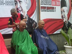 Relawan Ganjar Pranowo di Surabaya Ramai-ramai Cukur Gundul Relawan Ganjar Pranowo di Surabaya Ramai-ramai Cukur Gundul