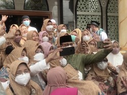 Resmikan Masjid di Jaktim, Anies Diserbu Emak-emak