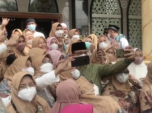 Resmikan Masjid di Jaktim, Anies Diserbu Emak-emak Resmikan Masjid di Jaktim, Anies Diserbu Emak-emak
