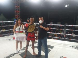 Rizki Nurohman Menang KO atas Mega Dragon Rizki Nurohman Menang KO atas Mega Dragon