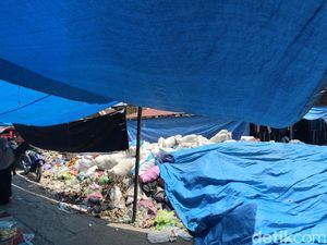 Sampah di Polman Dibiarkan Menggunung di Pasar-Ditutupi Terpal Sampah di Polman Dibiarkan Menggunung di Pasar-Ditutupi Terpal