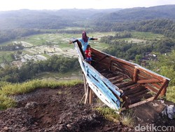 Menikmati Pesona Sunrise-Milky Way di Puncak Gunung Ireng Gunungkidul