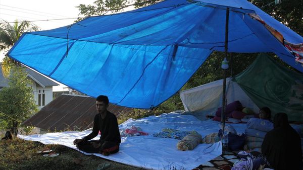 Terdampak Gempa M 5,2 Kendari, Warga Konawe Dirikan Tenda Darurat