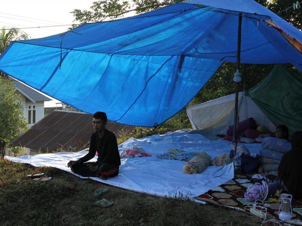 Terdampak Gempa M 5,2 Kendari, Warga Konawe Dirikan Tenda Darurat