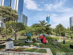Ziarah Jelang Ramadan, Pedagang Bunga di TPU Karet Bivak Dapat Berkah