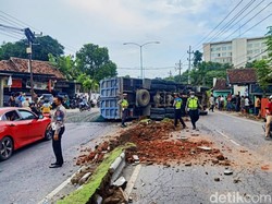 Truk Bermuatan Semen Terguling di Banyuwangi, Jalan Sempat Macet