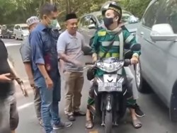 Aksi Ustaz Maulana Terobos Kemacetan Parah Poros Bone-Makassar Pakai Motor