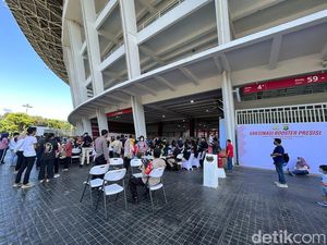 Polda Metro Gelar Vaksinasi Booster di GBK, Warga Antre Sejak Pagi