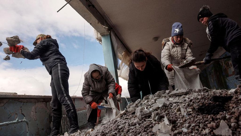 Jadi Sasaran Tembak Rusia, Gedung Sekolah di Ukraina Ini Remuk