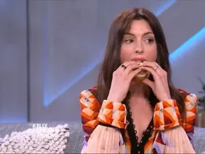 Anne Hathaway Tunjukkan Cara Makan Cupcake Anti Berantakan!