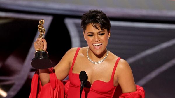 Senyum Bahagia Ariana DeBose Dapatkan Oscar Pertama