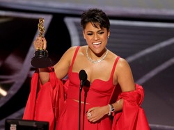 Ariana Debose Bawa Pulang Piala Best Supporting Actress Oscar 2022
