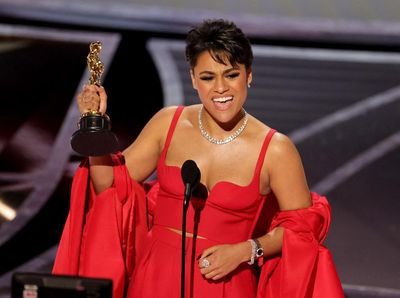 Senyum Bahagia Ariana DeBose Dapatkan Oscar Pertama