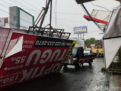 Baliho di Jakal Km 7 Sleman Roboh Diterjang Hujan-Angin Kencang
