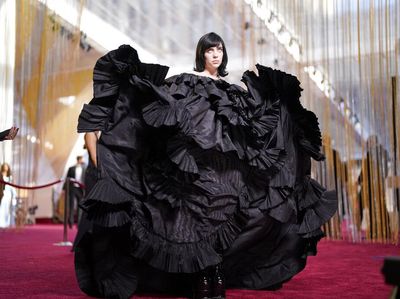 7 Artis Berbusana Terburuk di Oscar 2022, Billie Eilish Pakai Gaun Heboh