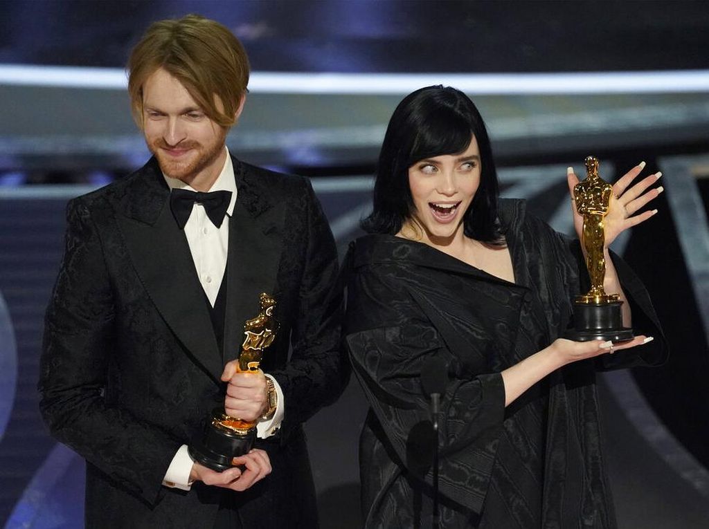 Billie Eilish Sabet Piala Oscar Pertama Berkat Lagu James Bond