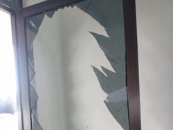 Heboh Bupati Toraja Utara Tak Tahan Kehujanan-Dobrak Pintu Kaca Hingga Pecah