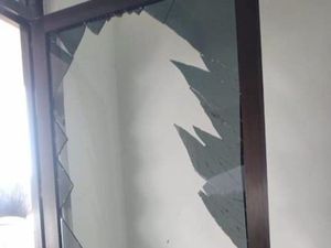 Heboh Bupati Toraja Utara Tak Tahan Kehujanan-Dobrak Pintu Kaca Hingga Pecah Heboh Bupati Toraja Utara Tak Tahan Kehujanan-Dobrak Pintu Kaca Hingga Pecah