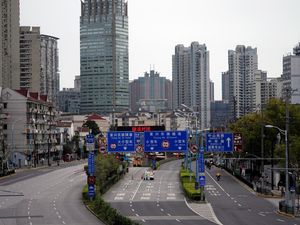 Kota Shanghai yang Super Sibuk Mendadak Sepi Gegara Lockdown