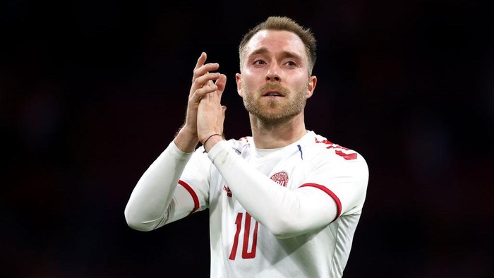 AMSTERDAM, NETHERLANDS - MARCH 26: Christian Eriksen of Denmark applauds fans after their sides defeat during the International Friendly match between Netherlands and Denmark at Johan Cruijff Arena on March 26, 2022 in Amsterdam, Netherlands.  (Photo by Dean Mouhtaropoulos/Getty Images)