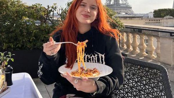 Disebut Bintang Porno Kontroversial, Intip Pose Bella Thorne Saat Makan