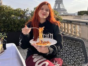 Disebut Bintang Porno Kontroversial, Intip Pose Bella Thorne Saat Makan Disebut Bintang Porno Kontroversial, Intip Pose Bella Thorne Saat Makan