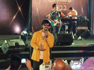 Penampilan DMasiv di Banyuwangi Usai Mengalami Kecelakaan Mobil Penampilan DMasiv di Banyuwangi Usai Mengalami Kecelakaan Mobil