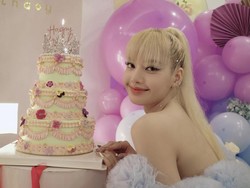 Gaya Lisa BLACKPINK Rayakan Ultah di Thailand, Pakai Gaun Mini Bak Princess