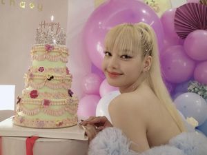 Gaya Lisa BLACKPINK Rayakan Ultah di Thailand, Pakai Gaun Mini Bak Princess Gaya Lisa BLACKPINK Rayakan Ultah di Thailand, Pakai Gaun Mini Bak Princess