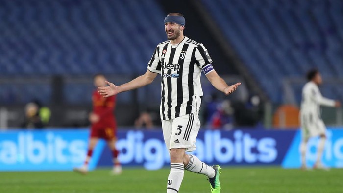 ROME, ITALY - JANUARY 09: Giorgio Chiellini of Juventus celebrates after victory in the Serie A match between AS Roma v Juventus at Stadio Olimpico on January 09, 2022 in Rome, Italy. (Photo by Paolo Bruno/Getty Images)