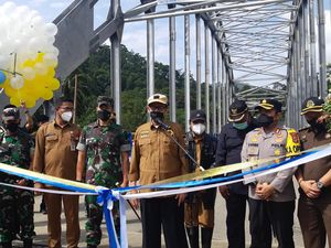 Gubernur Banten Resmikan Jembatan Ciberang Akses ke Negeri di Atas Awan Gubernur Banten Resmikan Jembatan Ciberang Akses ke Negeri di Atas Awan