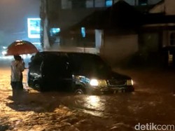 Banjir dan Pohon Tumbang Bikin Macet Sejumlah Jalan di Pasuruan