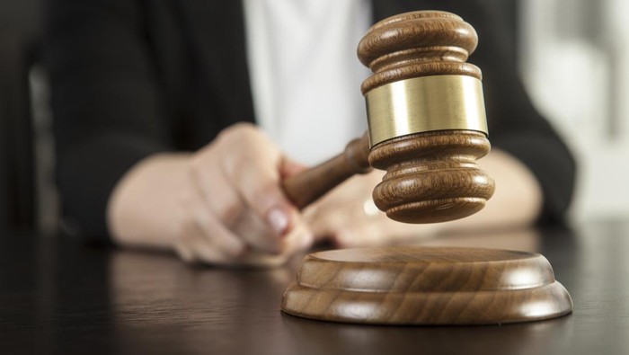Hukum Acara Pidana: Definisi, Tujuan hingga Asas yang Berlaku Caucasian woman holding gavel