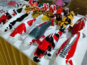 Iseng-iseng Bikin Patung Ikan Koi, Eh Malah Dapat Omzet Ratusan Juta