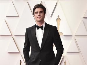 Gaya Jacob Elordi di Oscar 2022 Jadi Sorotan, Disebut Netizen Bak Pelayan Gaya Jacob Elordi di Oscar 2022 Jadi Sorotan, Disebut Netizen Bak Pelayan
