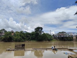 Curhat Warga Lebak Pakai Jamban di Atas Getek Gegara Air PAM Sering Mati