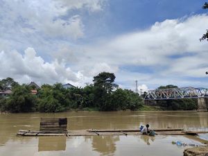 Curhat Warga Lebak Pakai Jamban di Atas Getek Gegara Air PAM Sering Mati Curhat Warga Lebak Pakai Jamban di Atas Getek Gegara Air PAM Sering Mati