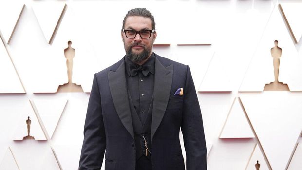 Jason Momoa tampil dengan rambut kepang di Oscar 2022.