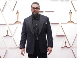 Aksesori Andalan, Jason Momoa Tak Bisa Keluar Rumah Tanpa Kunciran Rambut