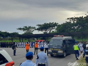 Jenazah Prajurit TNI Gugur Diserang KKB Papua Disambut Haru Warga Kendari