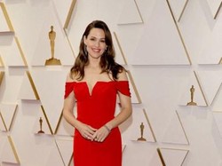 Keren! Aksi Jennifer Garner Bantu Gelandangan dan Pakaikan Sepatu Miliknya