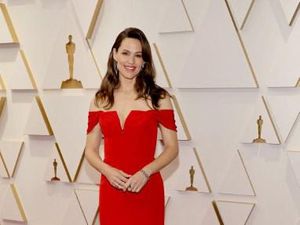 Keren! Aksi Jennifer Garner Bantu Gelandangan dan Pakaikan Sepatu Miliknya Keren! Aksi Jennifer Garner Bantu Gelandangan dan Pakaikan Sepatu Miliknya