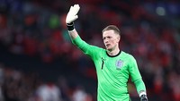 Jordan Pickford. Meski cuma bermain di Everton, Southgate percaya padanya. Ia mampu menjawab tantangan itu saat tampil oke di Piala Dunia 2018 dan Euro 2020. 43 caps ia peroleh sejak 2017, terbanyak di antara kiper Inggris manapun dalam rentang waktu yang sama. Foto: Getty Images/Ryan Pierse