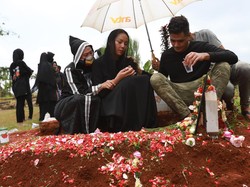 Kalina Sempatkan Ziarah ke Makam Ibunda Dalam Rangka 40 Harian